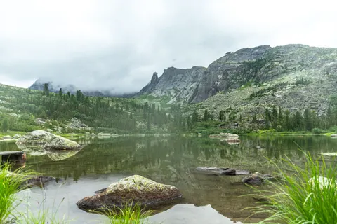والپیپر دریاچه کوهستانی با کیفیت 4K · mountains · 3840×2560