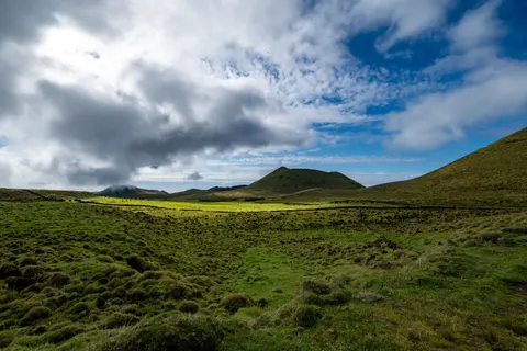 خلفية تلال خضراء بدقة 4K · nature · 3840×2560