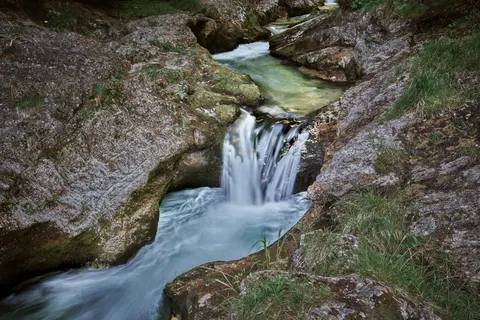 瀑布 4K壁纸 · nature · 3840×2560