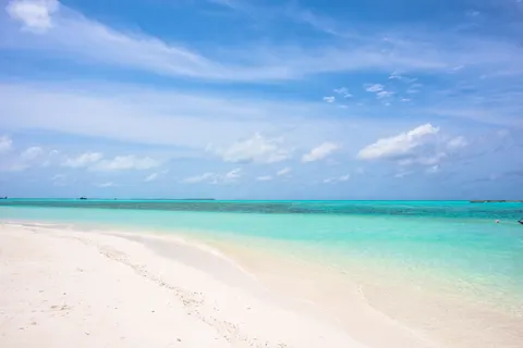 열대 해변 4K 배경화면 · ocean · 3840×2563