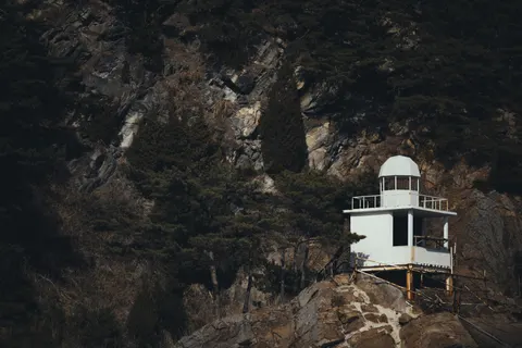 断崖の灯台 4K壁紙 · architecture · 3840×2560