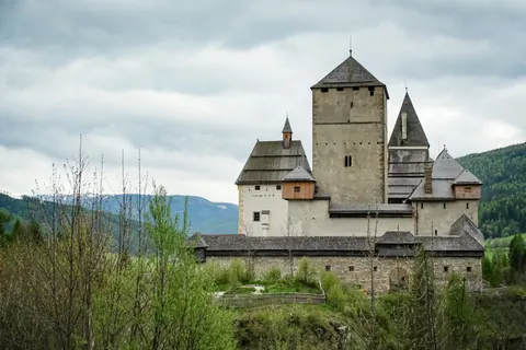 والپیپر قلعه قرون‌وسطایی با کیفیت 4K · architecture · 3840×2560