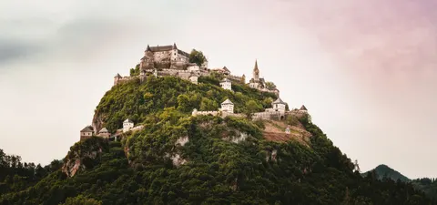 والپیپر قلعه قرون‌وسطایی با کیفیت 4K · architecture · 3840×1800
