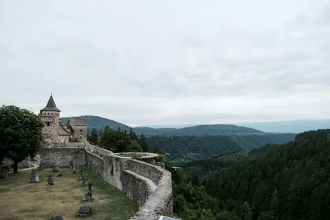والپیپر قلعه قرون‌وسطایی با کیفیت 4K · architecture · 3840×2560