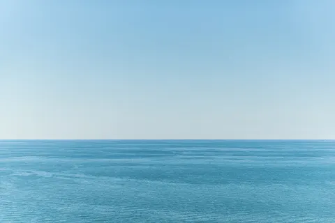 Durgun Su 4K Duvar Kağıdı · minimal · 3840×2563