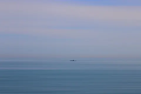 Durgun Su 4K Duvar Kağıdı · minimal · 3840×2561