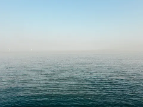 والپیپر آب ساکن با کیفیت 4K · minimal · 3840×2880