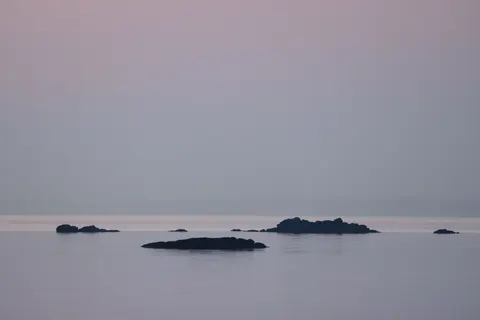 Durgun Su 4K Duvar Kağıdı · minimal · 3840×2561