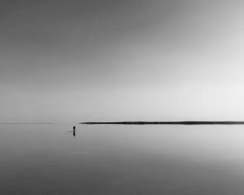 Durgun Su 4K Duvar Kağıdı · minimal · 3840×3072