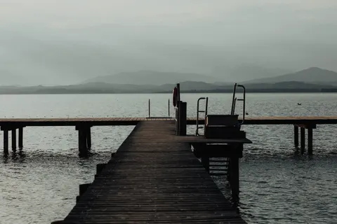 والپیپر آب ساکن با کیفیت 4K · minimal · 3840×2560