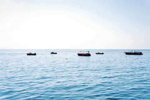 静止した水面 4K壁紙 · minimal · 3840×2561