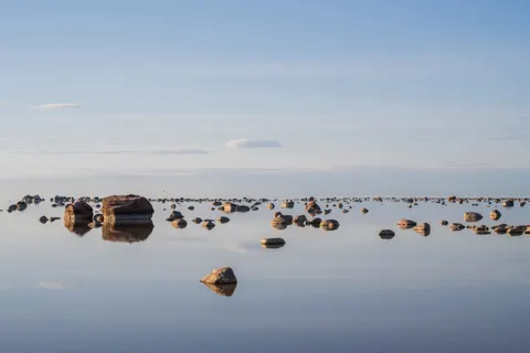 Durgun Su 4K Duvar Kağıdı · minimal · 3840×2560