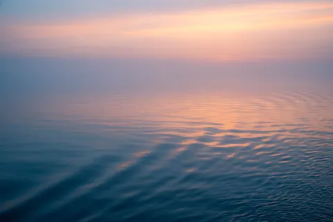 静止した水面 4K壁紙 · minimal · 3840×2563