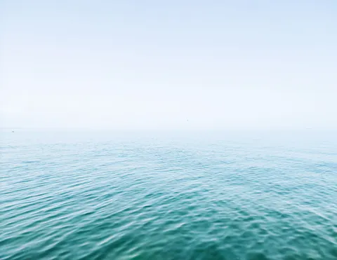 Durgun Su 4K Duvar Kağıdı · minimal · 3840×2967
