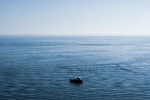 والپیپر آب ساکن با کیفیت 4K · minimal · 3840×2560