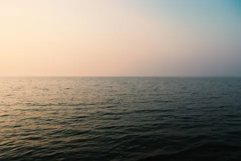 静止した水面 4K壁紙 · minimal · 3840×2560