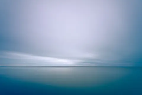 Durgun Su 4K Duvar Kağıdı · minimal · 3840×2560