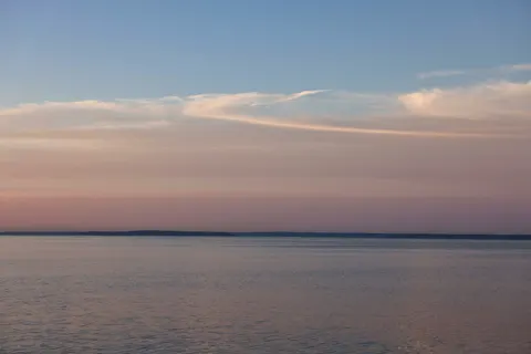 Durgun Su 4K Duvar Kağıdı · minimal · 3840×2561