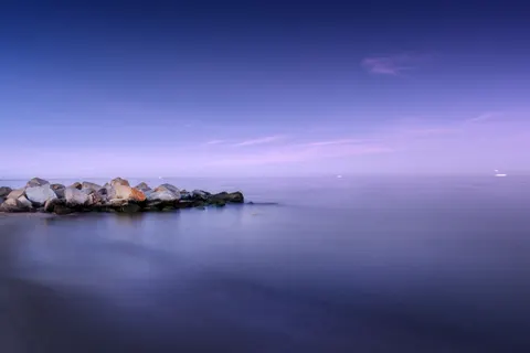 والپیپر آب ساکن با کیفیت 4K · minimal · 3840×2563