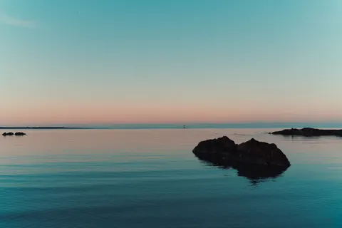 Durgun Su 4K Duvar Kağıdı · minimal · 3840×2561