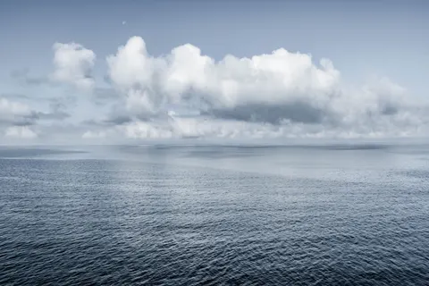 Durgun Su 4K Duvar Kağıdı · minimal · 3840×2560