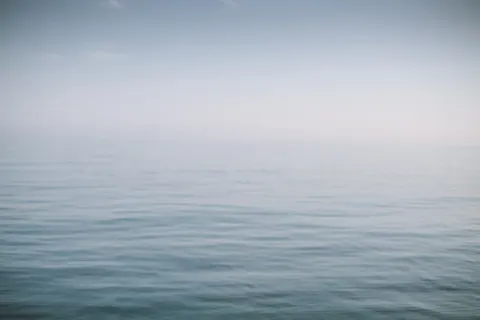 Durgun Su 4K Duvar Kağıdı · minimal · 3840×2561