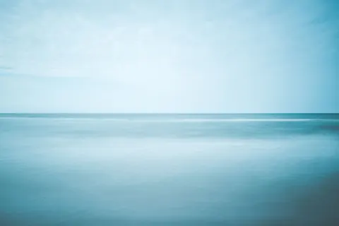 Durgun Su 4K Duvar Kağıdı · minimal · 3840×2563