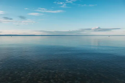 والپیپر آب ساکن با کیفیت 4K · minimal · 3840×2560