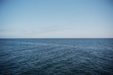 والپیپر آب ساکن با کیفیت 4K · minimal · 3840×2560