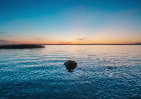 Fondo de pantalla Agua Quieta 4K · minimal · 3840×2689