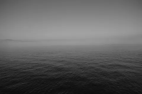 والپیپر آب ساکن با کیفیت 4K · minimal · 3840×2560