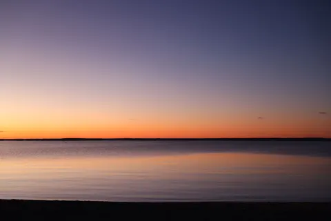 Durgun Su 4K Duvar Kağıdı · minimal · 3840×2561