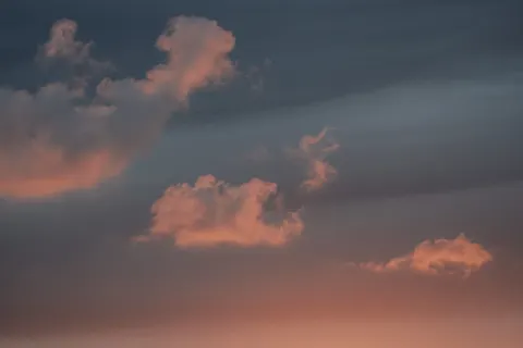 पेस्टल बादल 4K वॉलपेपर · minimal · 3840×2560