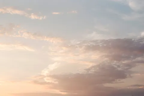 पेस्टल बादल 4K वॉलपेपर · minimal · 3840×2563