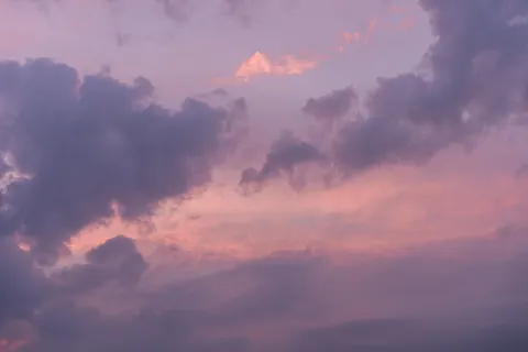 पेस्टल बादल 4K वॉलपेपर · minimal · 3840×2560