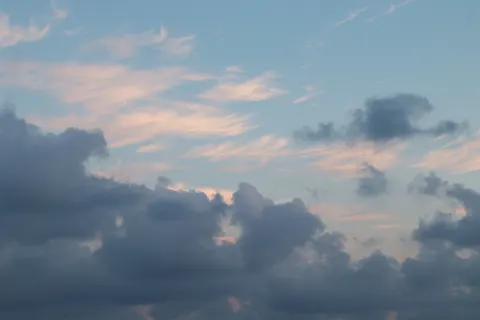 पेस्टल बादल 4K वॉलपेपर · minimal · 3840×2560