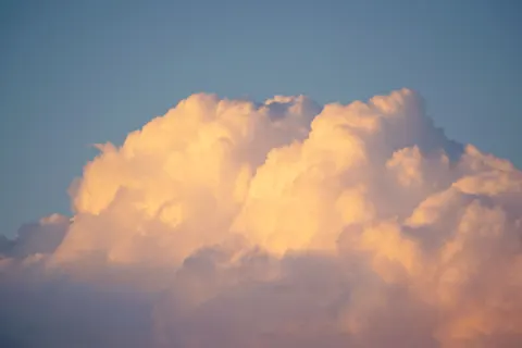 पेस्टल बादल 4K वॉलपेपर · minimal · 3840×2560