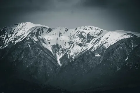 Papel de parede Pico nevado 4K · mountains · 3840×2563