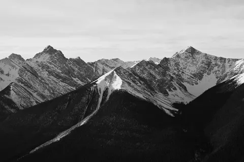 Verschneiter Berggipfel 4K Hintergrundbild · mountains · 3840×2555