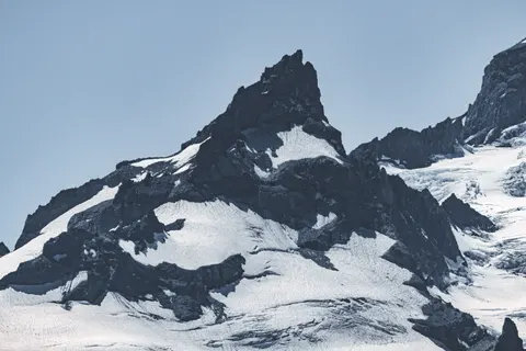 Verschneiter Berggipfel 4K Hintergrundbild · mountains · 3840×2560