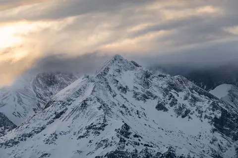 Verschneiter Berggipfel 4K Hintergrundbild · mountains · 3840×2560