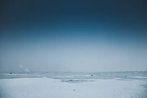 Snow Field 4K Wallpaper · minimal · 3840×2560