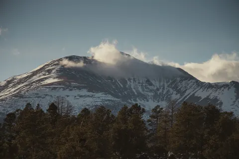 雪山之巅 4K壁纸 · mountains · 3840×2560