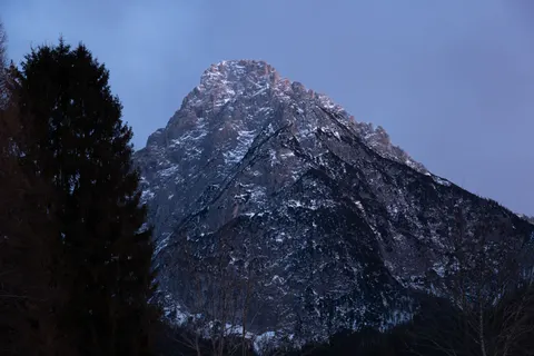 雪山之巅 4K壁纸 · mountains · 3840×2560