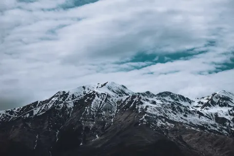 Verschneiter Berggipfel 4K Hintergrundbild · mountains · 3840×2560