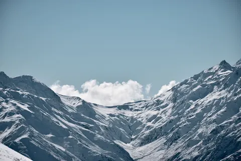 Verschneiter Berggipfel 4K Hintergrundbild · mountains · 3840×2560