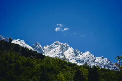 Verschneiter Berggipfel 4K Hintergrundbild · mountains · 3840×2560