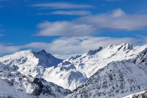 설산 봉우리 4K 배경화면 · mountains · 3840×2560
