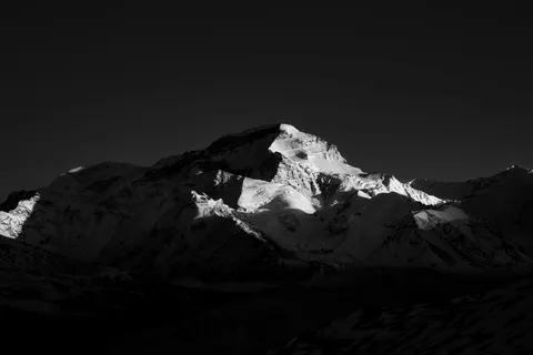 Verschneiter Berggipfel 4K Hintergrundbild · mountains · 3840×2560