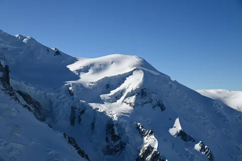 Fond d'écran Sommet enneigé 4K · mountains · 3840×2563